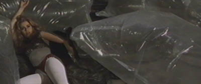 jane fonda auf transparenten luftkissen